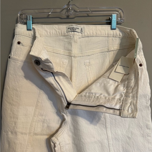 NWT Women's High-Waisted Cream Jeans - Picture 8 of 11